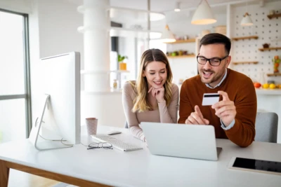 portrait-of-a-cheerful-couple-shopping-online